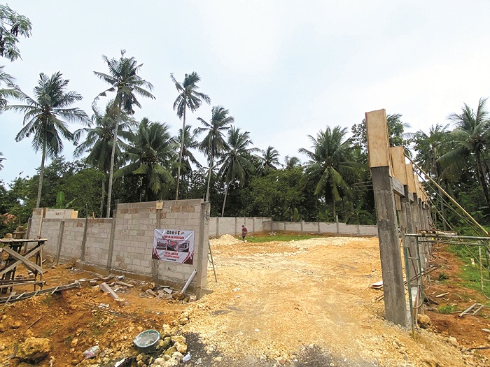 PROGRES: Salah satu pekerja tengah mengerjakan pembangunan gerai KDMP di Desa Lanjuk, Kecamatan Manding, Sumenep, Kamis (1/1). (MOH. LATIF/JPRM)