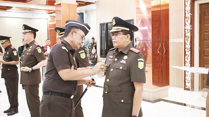 FOKUS: Kajari Sumenep Nislianudin saat menjalani prosesi sertijab di Kejati Jatim, Kamis (8/1). (KEJARI SUMENEP UNTUK JPRM)