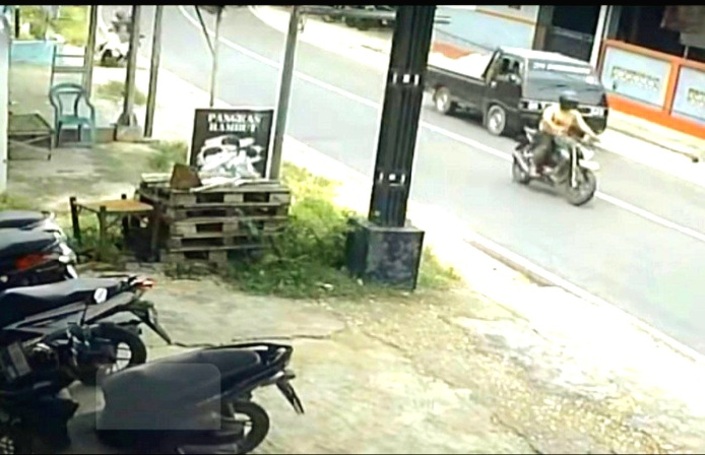 MELINTAS: Terduga pelaku mengendarai sepeda motor di lokasi kejadian di Pegantenan, Pamekasan, Rabu (7/1). (TANGKAP LAYAR)