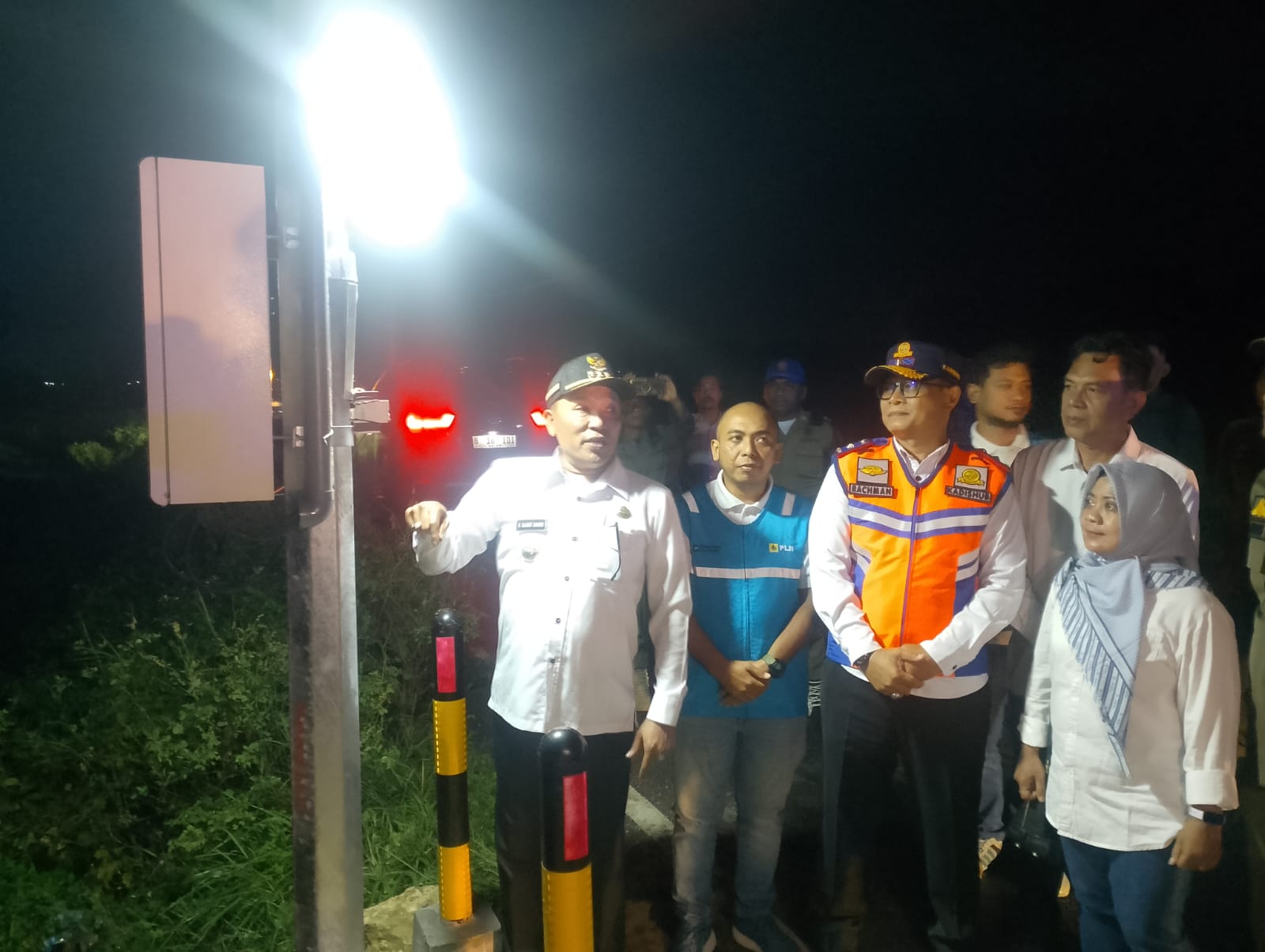 DEMI RAKYAT: Bupati Sampang Slamet Junaidi meresmikan pemasangan lampu PJU di Jalan Halim Perdanakusuma Sampang, Kamis (8/1) malam.