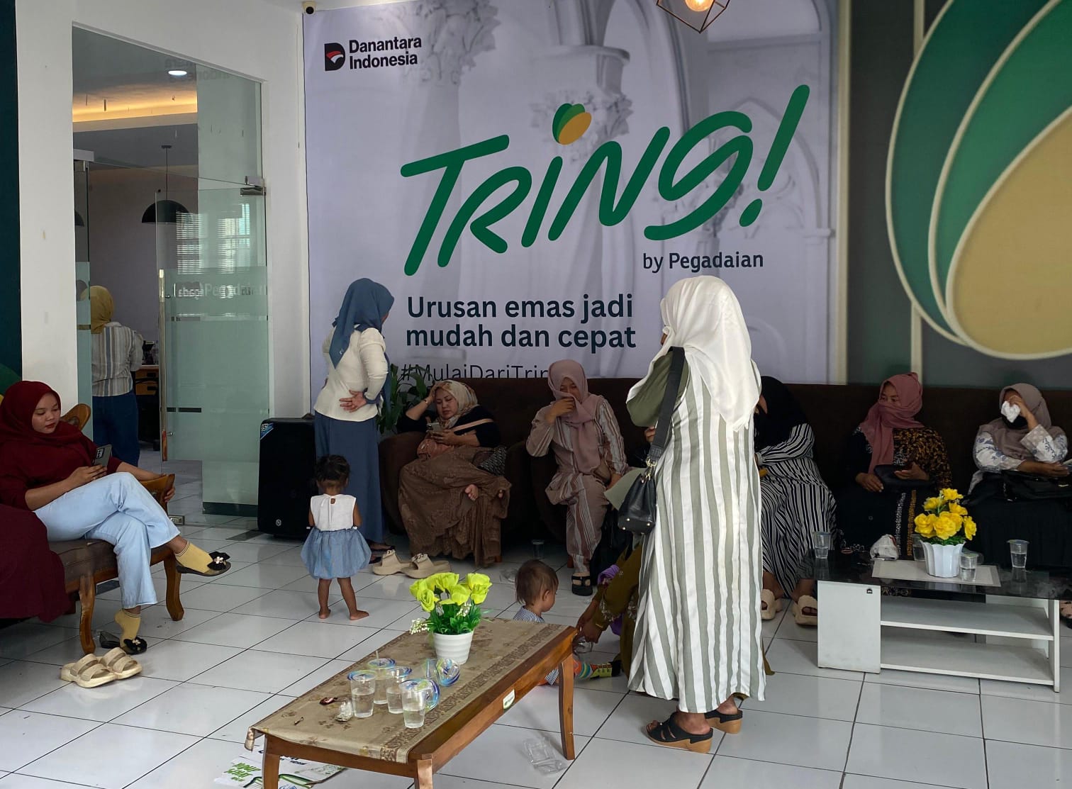 PUNYA HARAPAN: Sejumlah nasabah berada di ruang tunggu Kantor Pegadaian Syariah Cabang Pamekasan, Kamis (9/1).