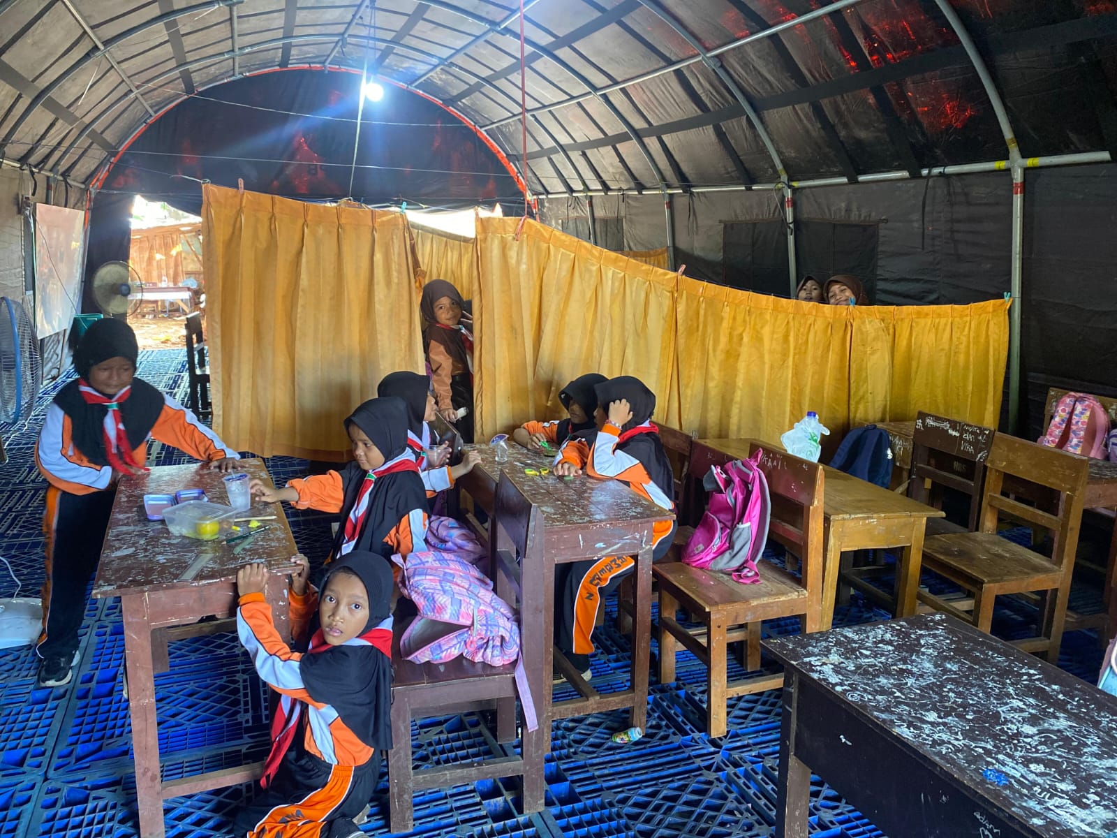 TETAP TEGUH: Siswa SDN Tamberu 2 belajar di bawah tenda darurat pada Jumat, 7 November 2025.