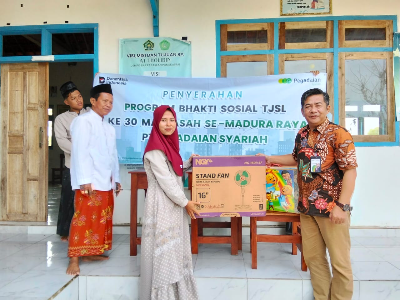 PEDULI: Pengurus PGMNI Pamekasan menerima bantuan fasilitas pendidikan dari Pegadaian Syariah di Pasean pada akhir Desember 2025.