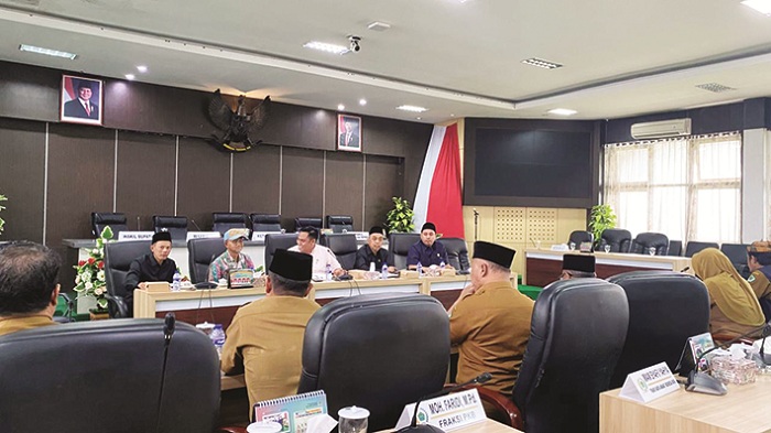 TERTUTUP: DPRD Pamekasan gelar rapat terkait kasus rapor SDN Gladak Anyar 2 dengan stakeholder terkait Senin (12/1). (M. KHOLIL RAMLI/JPRM)