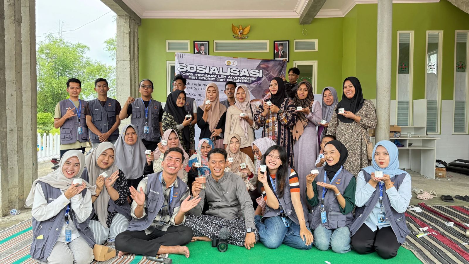 MISI SUKSES: Mahasiswa dan warga sedang menunjukkan lilin aroma terapi  dengan bahan minyak jelantah.