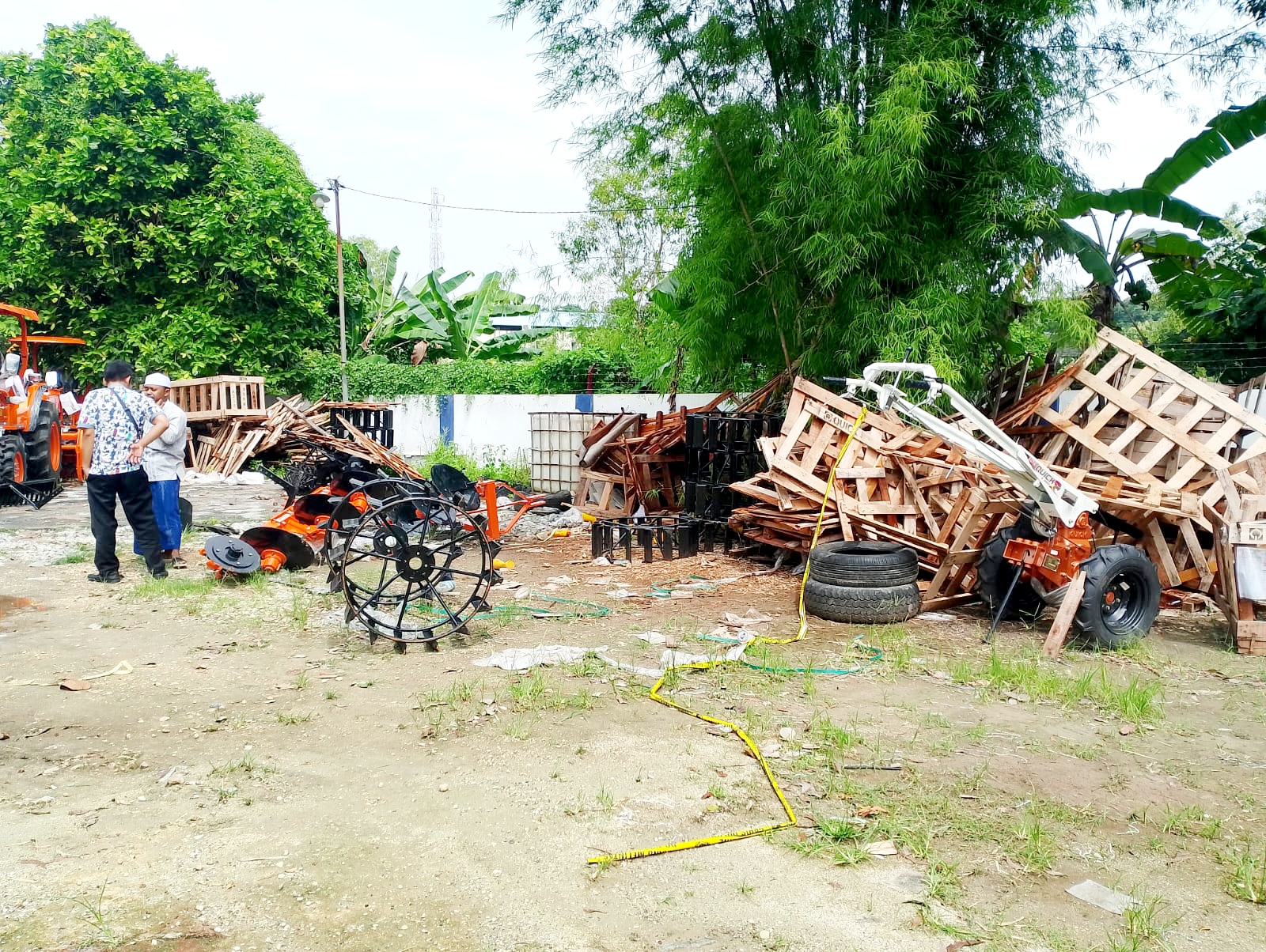 RAIB: Warga sedang berada di sekitar TKP hilangnya mesin hand tractor di halaman belakang Disperta KP Sampang, Jumat (9/1). (UBAIDILLAHIR RAIE/JPRM)