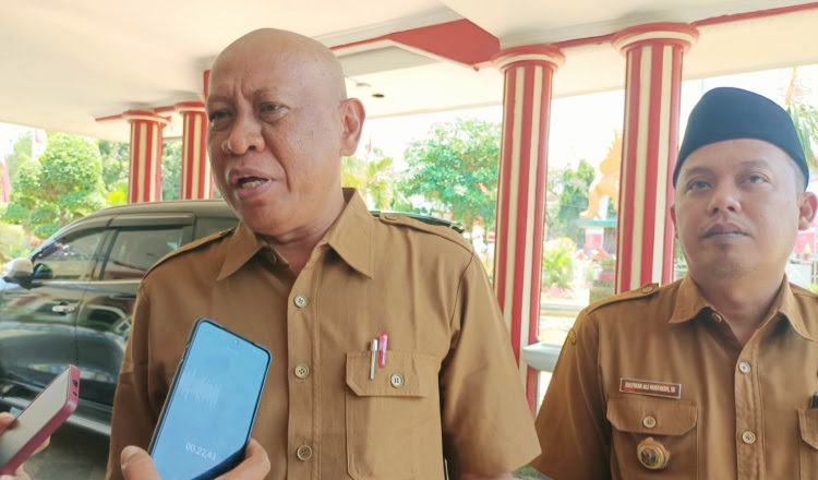 FOKUS: Ketua PKDI Sumenep Ubaid Abdul Hayat saat diwawancara awak media, Kamis (25/9). (MOH. LATIF/JPRM)