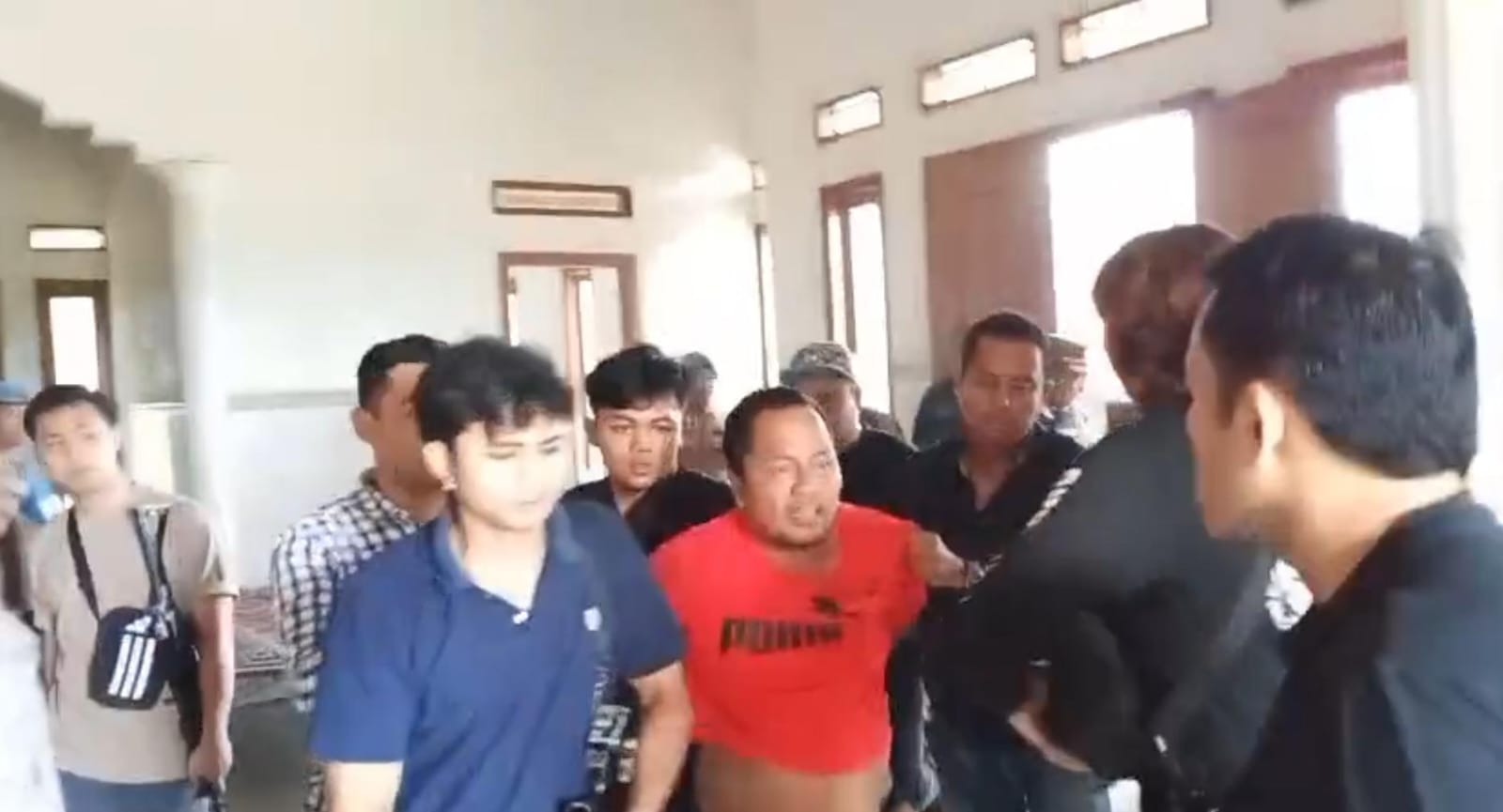 DIRINGKUS: Anggota Polres Sampang menangkap Jailani di rumahnya di Desa Rabasan, Camplong, Jumat (9/1). (ISTIMEWA)