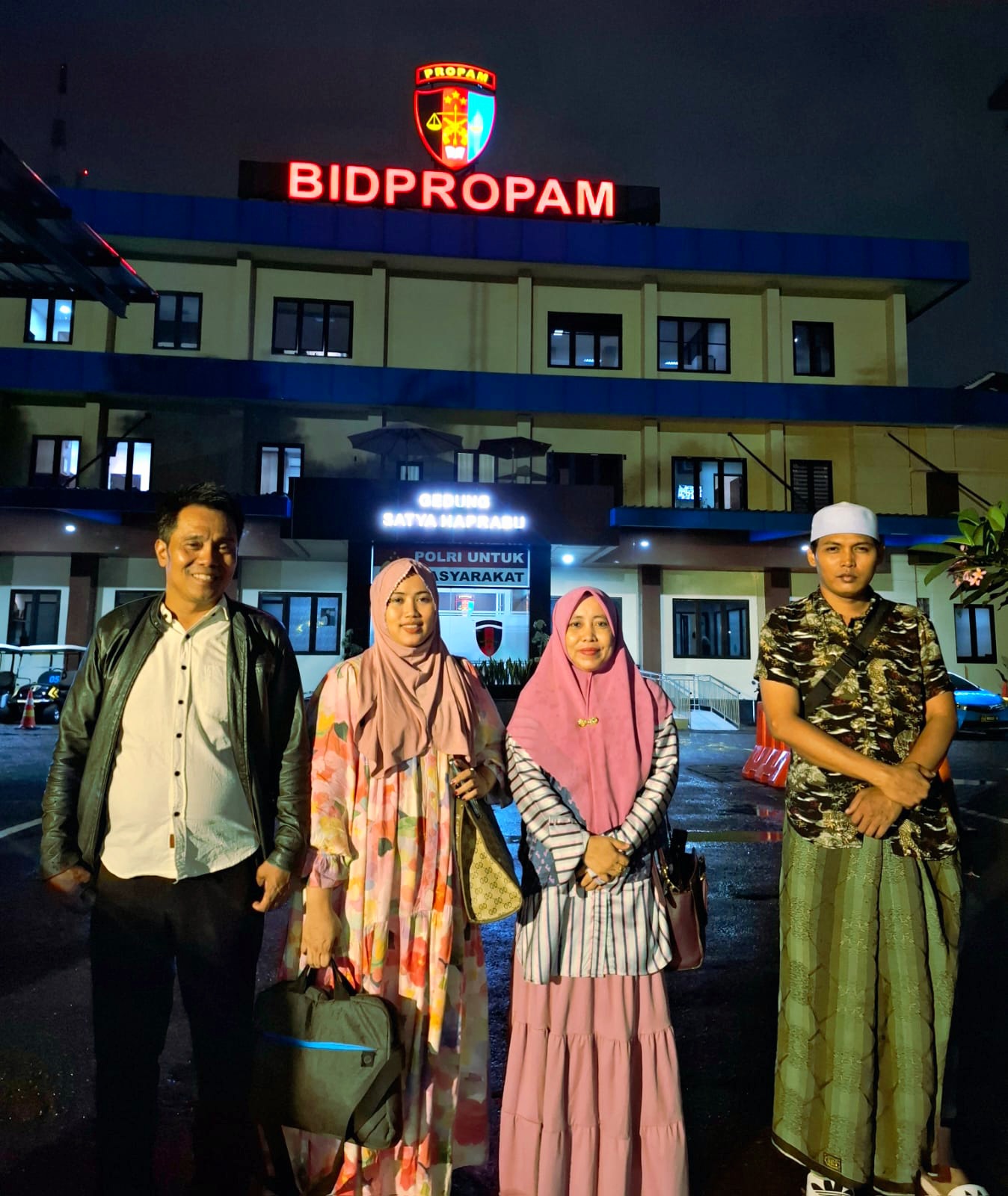 BERI PENDAMPINGAN: Direktur Muslimah Humanis Indonesia (MHI) Bangkalan Mutmainnah mendatangi Polda Jatim pada Desember 2025. (MUTMAINNA UNTUK JPRM)