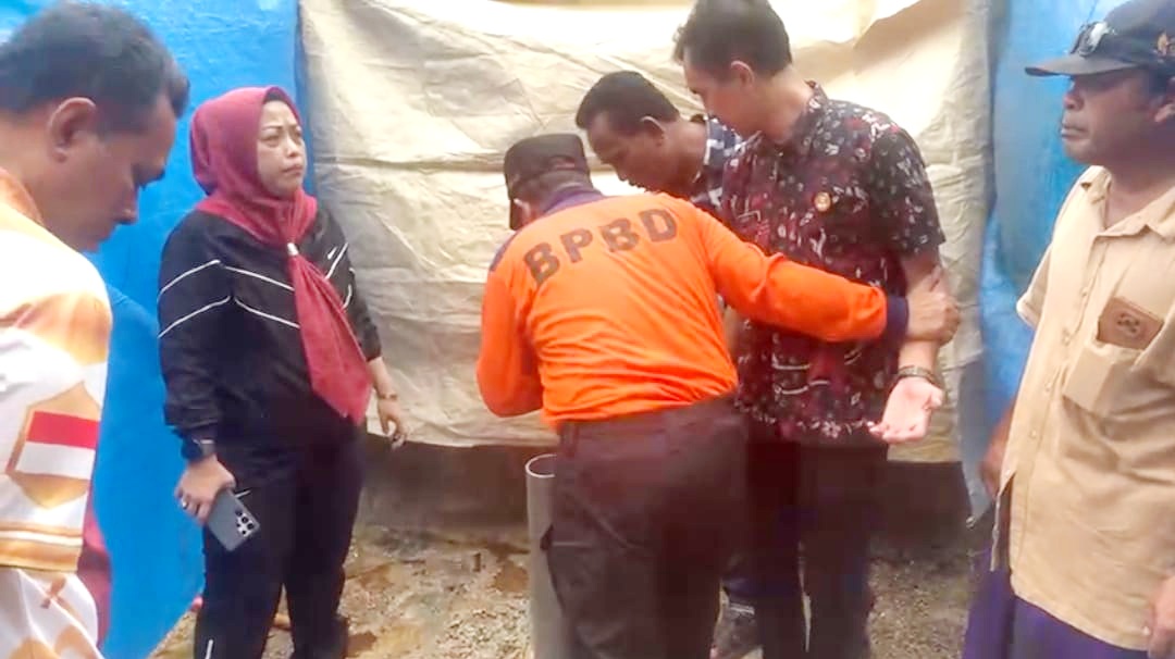 KEKAYAAN ALAM: BPBD Bangkalan meninjau langsung sumur bor di Desa Panyaksagan, Kecamatan Klampis, Jumat (9/1). (BPBD BANGKALAN UNTUK JPRM)