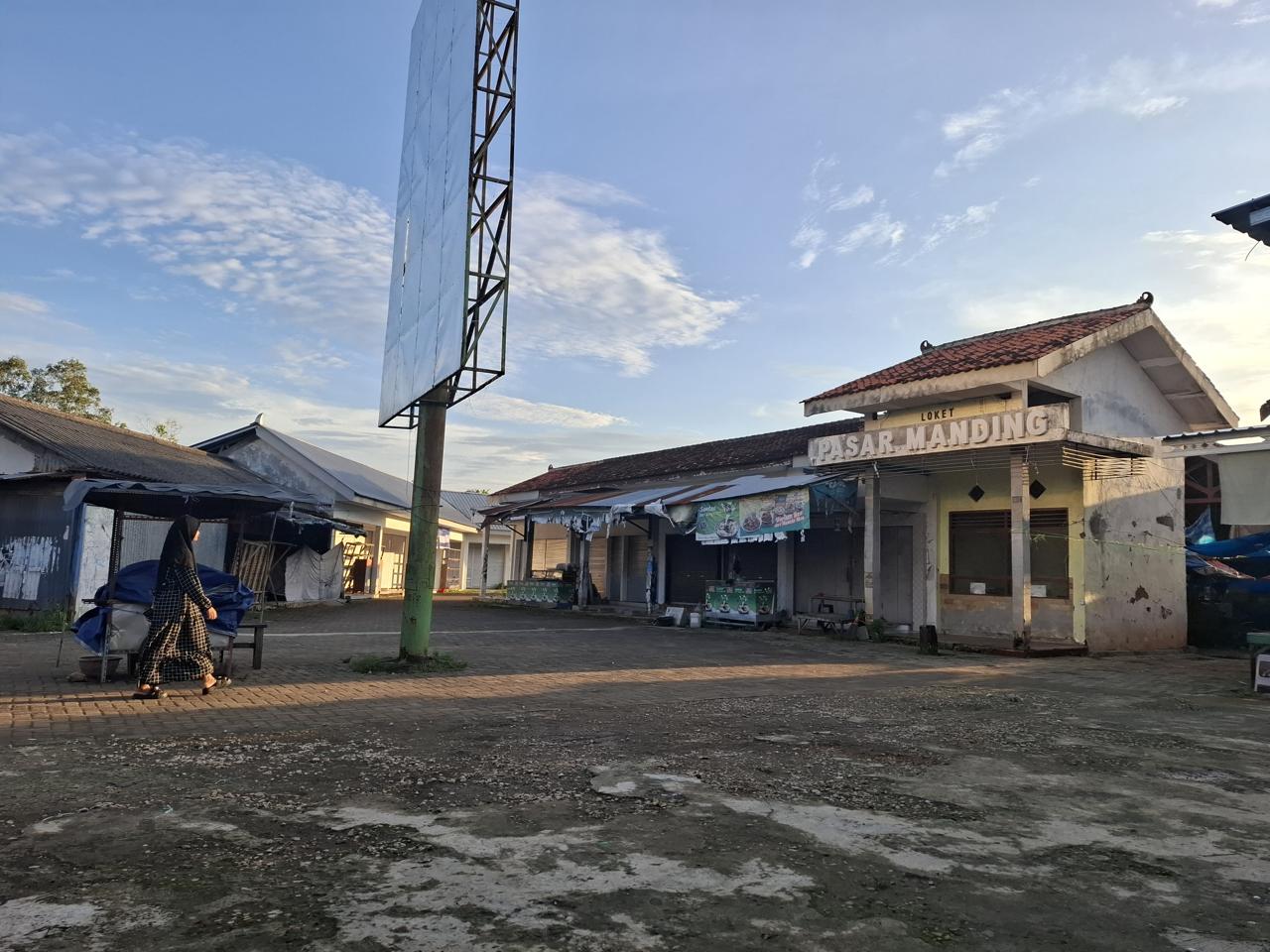PUSAT PEREKONOMIAN: Warga beraktivitas di Pasar Manding  Kecamatan Manding, Minggu (11/1).