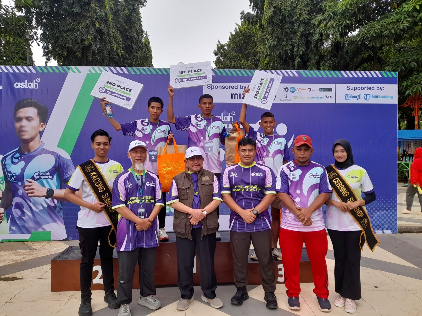 BERDAYA: CEO Aslah  (dua dari kiri) Wabup Sumenep  (tiga dari kiri) berfoto bersama dengan para pemenag Aslah Fit Run 2026 di Taman Pottre Koneng Sumenep, Minggu (11/1).