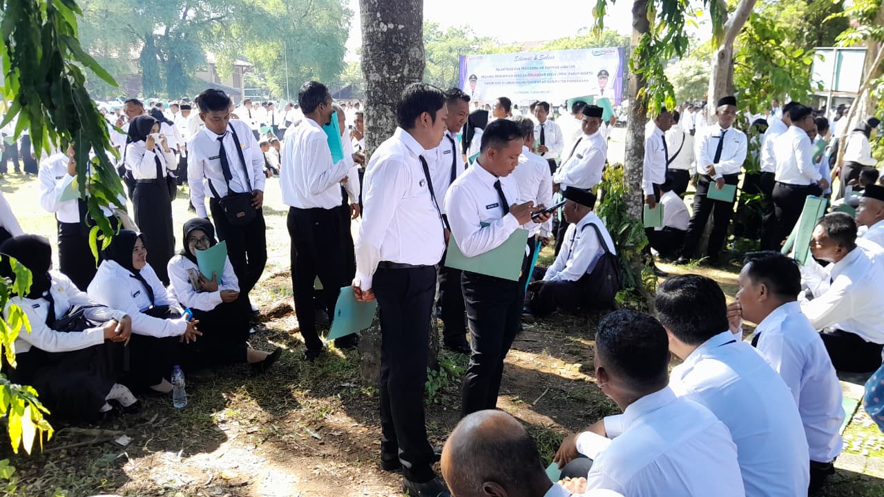 ABDI NEGARA: ASN PPPK paro waktu sedang menunggu proses pelantikan di Lapangan Nagara Bhakti Pamekasan, beberapa waktu lalu.