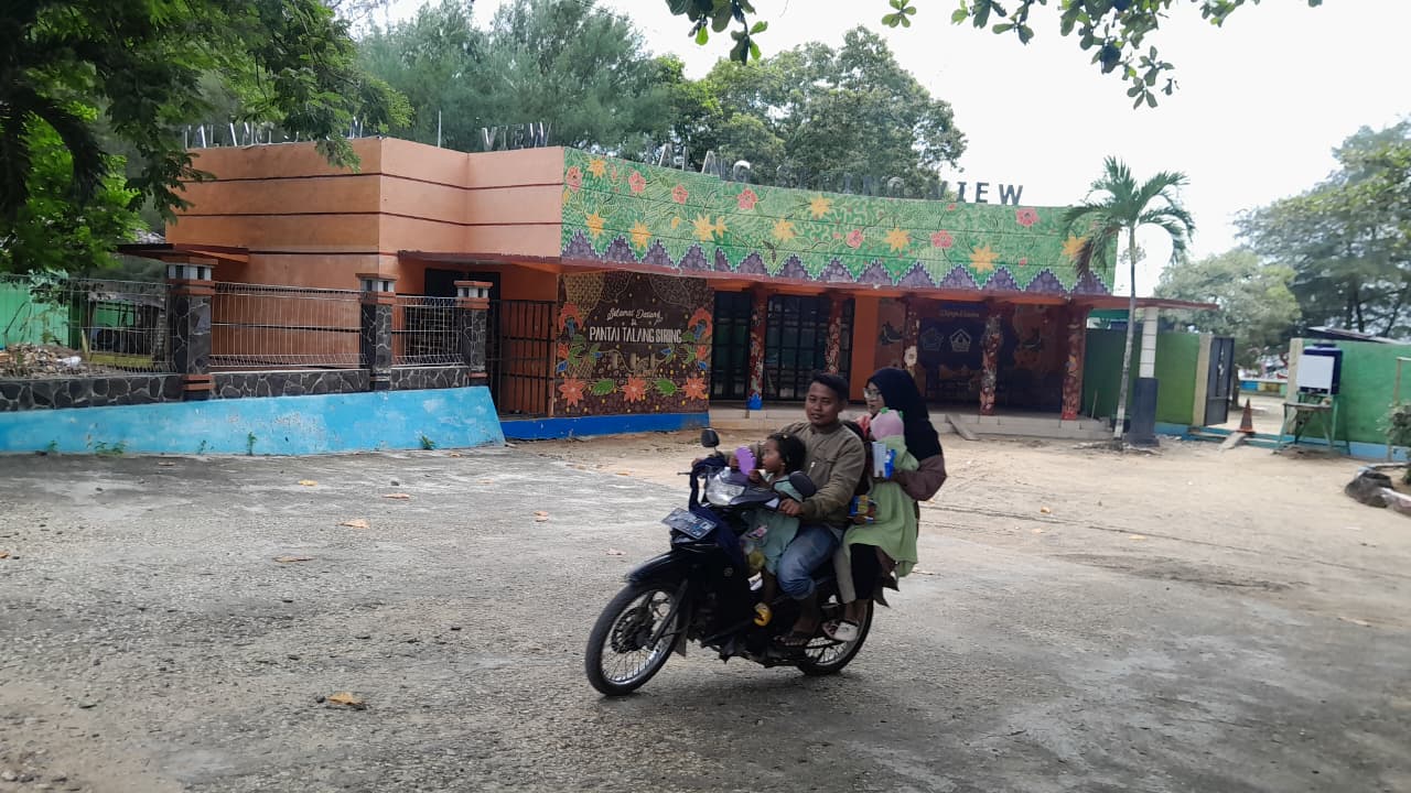 SEPI: Wisatwan sedang keluar dari Pantai Talang Siring di Kecamatan Larangan, Minggu (11/1).