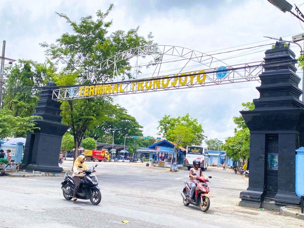 TRANSIT: Pengendara sepeda motor melintas di area Terminal Trunojoyo Sampang, Minggu (11/1).