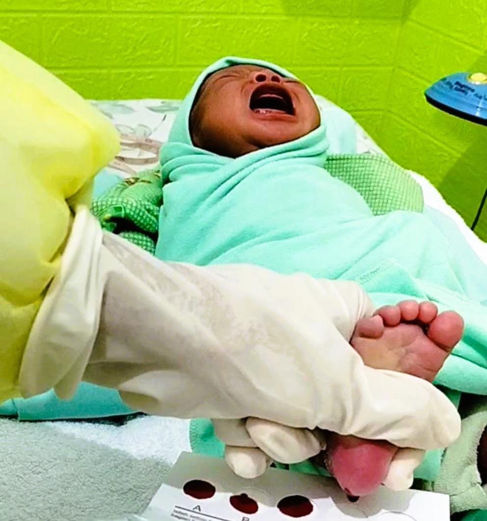 KESEHATAN: Petugas saat mengambil sampel bayi di puskesmas beberapa waktu lalu.