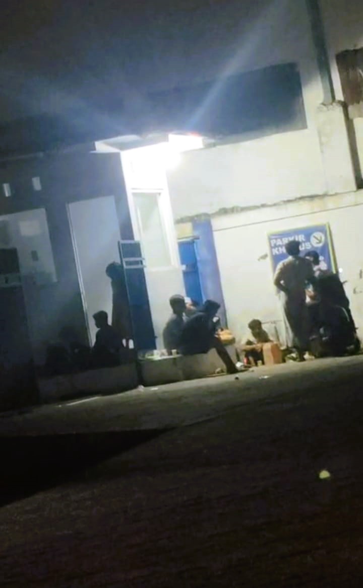 TANGKAPAN LAYAR: Sejumlah pemuda saat melakukan pesta miras di area kantor Puskesmas Kedungdung, beberapa waktu lalu.