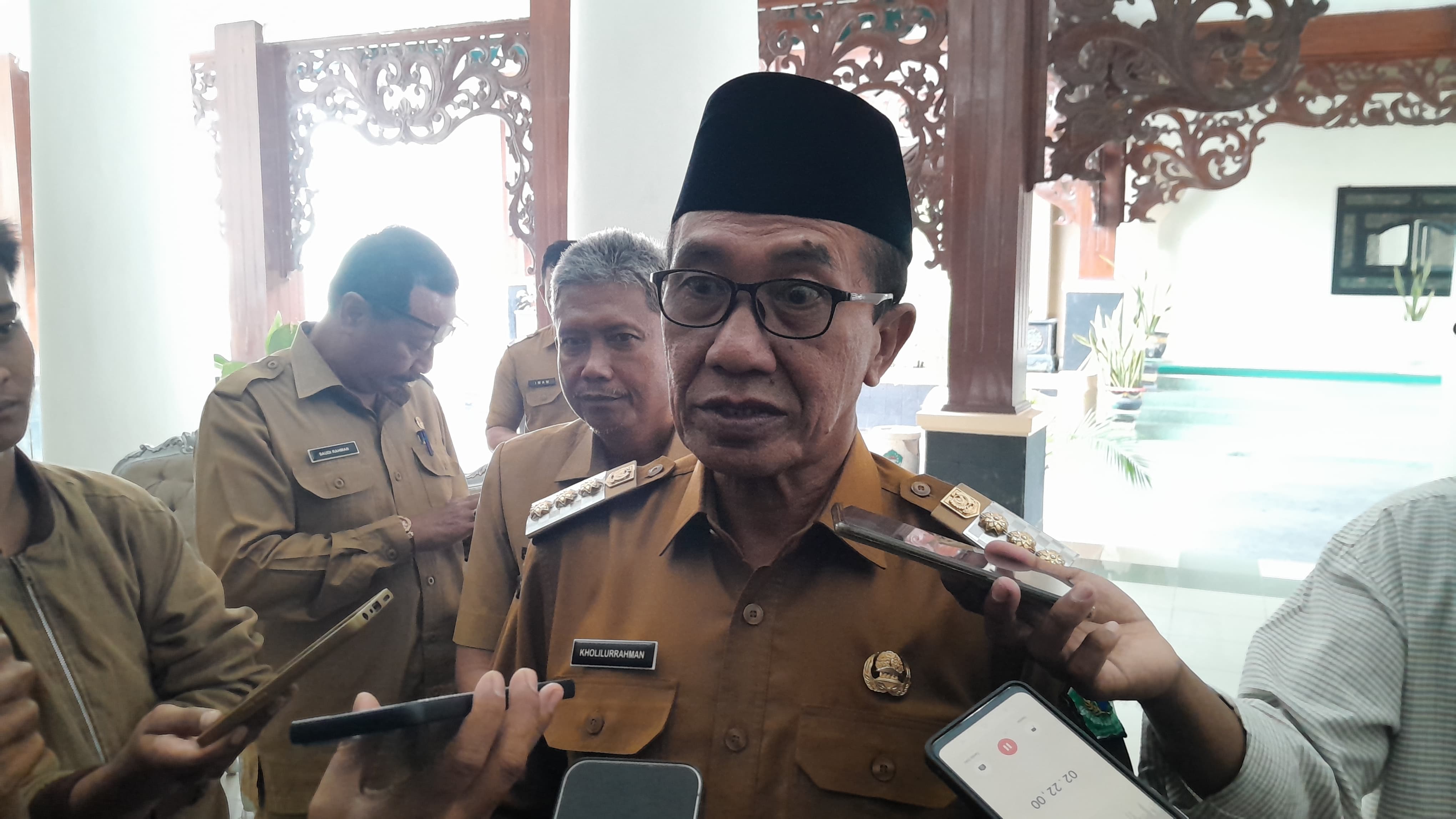 KOMITMEN: Bupati Pamekasan KH Kholilurrahman saat diwawancarai wartawan di Peringgitan Dalam Pendopo Ronggosukowati.