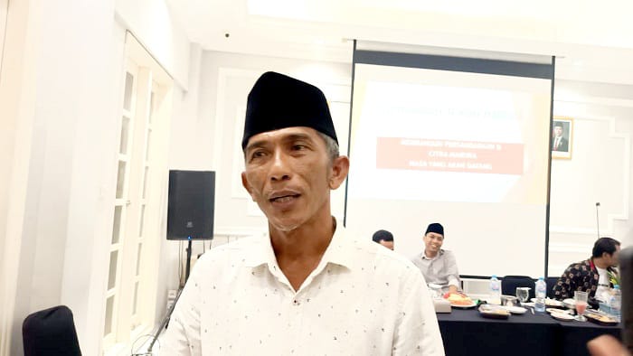 PEDULI: Tomas Bangkalan Sholeh Abdijaya saat ditemui di Jalan Raya HOS Cokroaminoto Bangkalan, Minggu (11/1). (ZEINAL ABIDIN/JPRM)