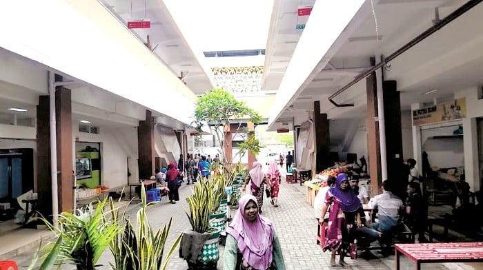 PUSAT EKONOMI: Warga berlanja di Pasar Kolpajung Pamekasan Senin (12/1). (M. KHOLIL RAMLI/JPRM)