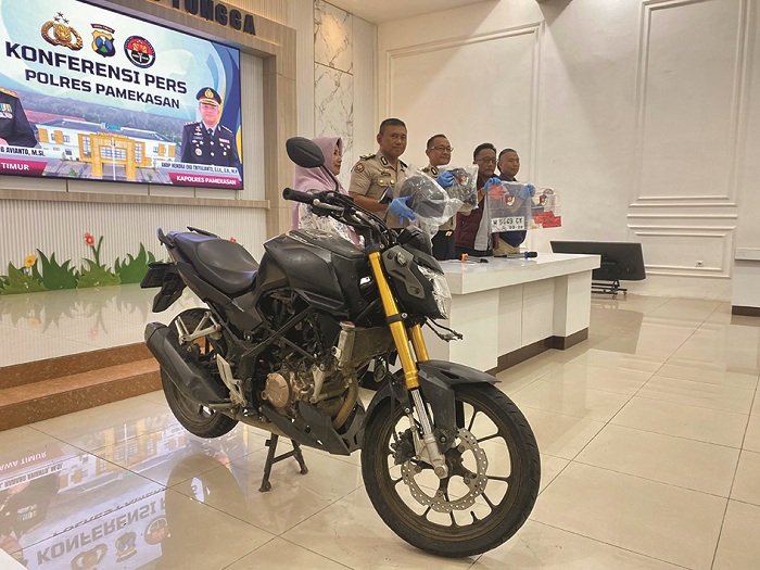 UNGKAP KASUS: Wakapolres Pamekasan Kompol Hendry Soelistiawan (tengah) bersama PJU memimpin konferensi pers kasus curat di Gedung Tatag Trawang Tungga Senin (12/1). (MOH. IQBAL AFGANI/JPRM)