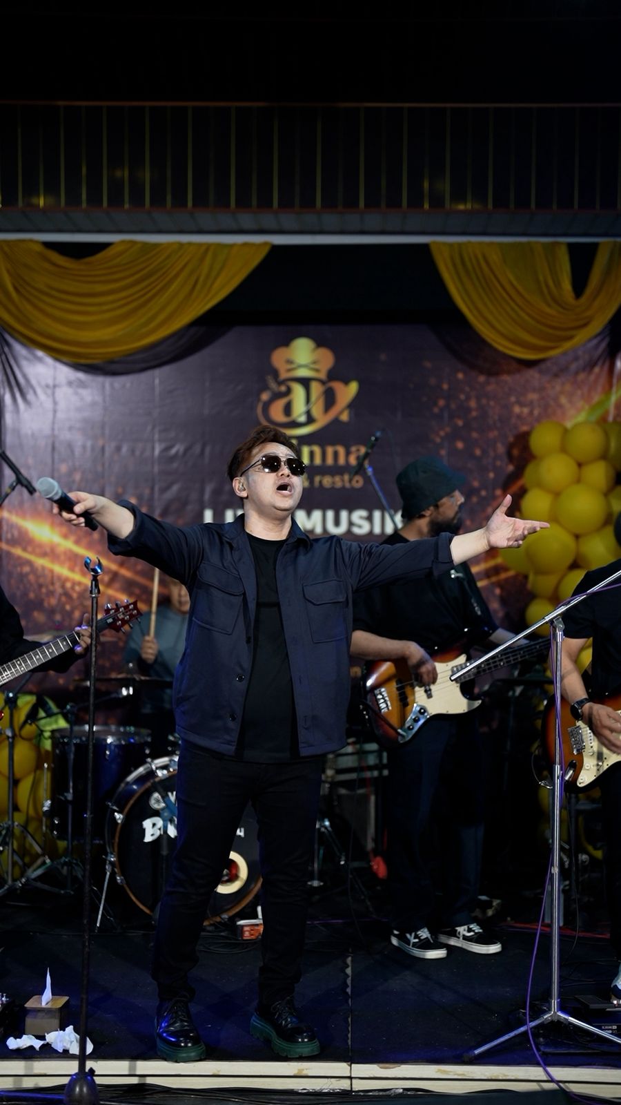 SITA PERHATIAN: Vokalis grup band Vagetoz Teguh Permana saat perform di Arinna Cafe & Resto, Jalan dr Cipto, Desa Kolor, Kecamatan Kota Sumenep, pada Sabtu (3/1).