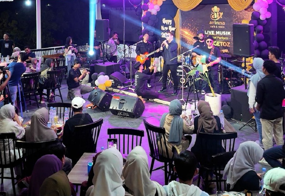 MERIAH: Para pengunjung sedang melihat penampilan grup band Vagetoz di Arinna Cafe & Resto, Jalan dr Cipto, Desa Kolor, Kecamatan Kota Sumenep, pada Sabtu (3/1).