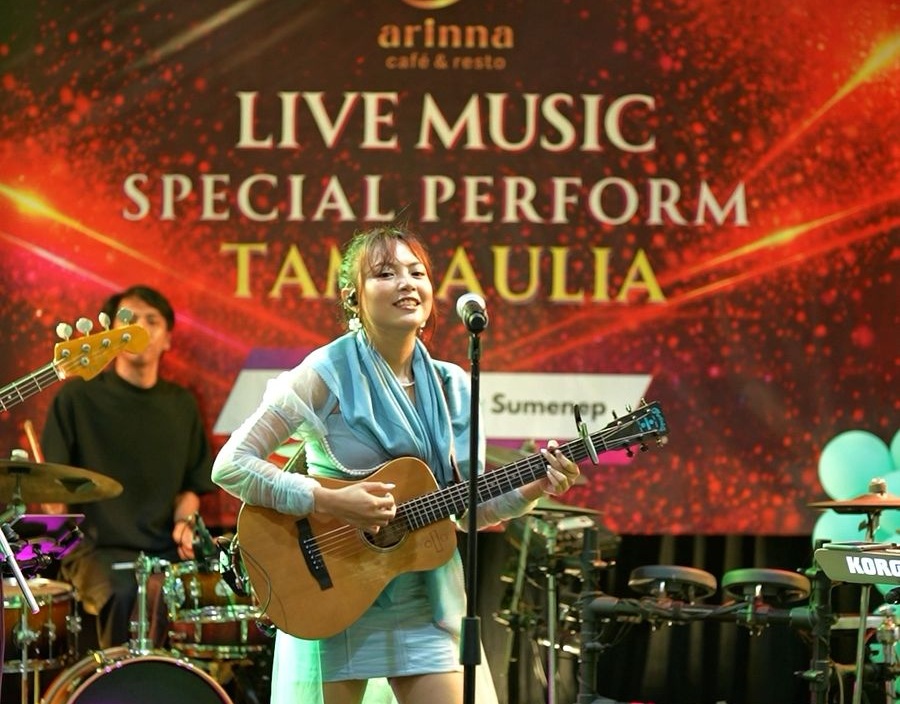 DISAMBUT ANTUSIAS: penyanyi akustik dan content creator Tami Aulia saat perform di live music Arinna Cafe & Resto, Jalan dr Cipto, Desa Kolor, Kecamatan Kota Sumenep, pada Sabtu (27/12/2025).