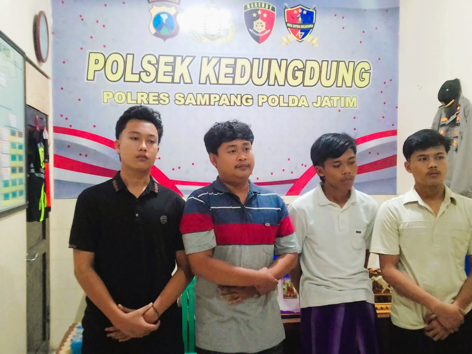DIAMANKAN: Empat pemuda yang diduga pesta miras diamankan Polsek Kedungdung sebelum dilepas kembali, Jumat (9/1).