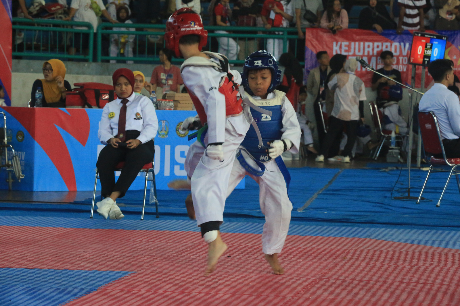 TALENTA MUDA: Atlet TI Sampang Ach. Darwis Ludiansyah (sabuk biru) menghadapi lawannya saat mengikuti kejurprov di Jember, Minggu (11/5/2025).