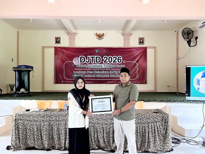 SUKSES: Panitia menyerahkan sertifikat kepada Lukman Hakim AG setelah pelatihan menulis berita di auditorium STITA Sumenep, Minggu (11/1). (DOKUMEN PANITIA)