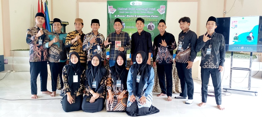 KOMPAK: Pengurus UKM Komunitas Pelar STITA Sumenep foto bersama narasumber setelah bedah buku pada Kamis (8/1). (FOTO JPRM)