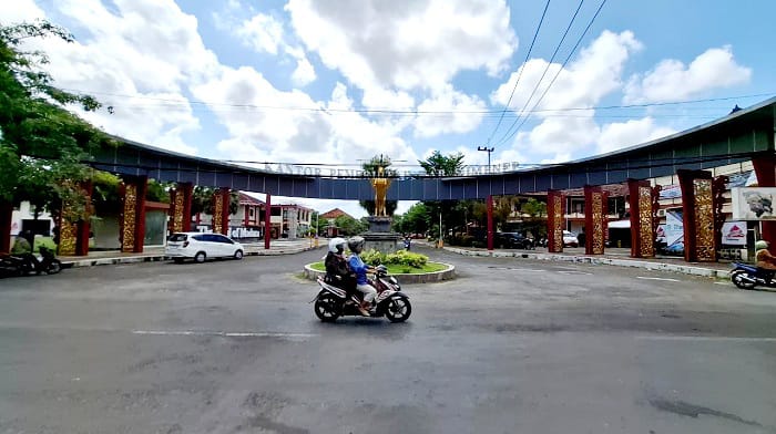 PUSAT PEMERINTAHAN: Pengendara melintas di area kantor Pemkab Sumenep di Desa Kolor, Kecamatan Kota, Selasa (13/1). (MOH. IQBAL/JPRM)