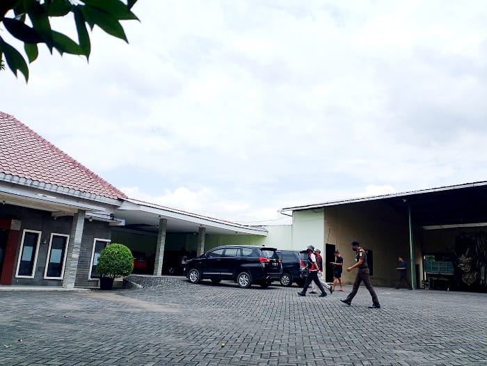 DIGELEDAH: Penyidik Kejari Sampang saat melakukan penggeledahan di rumah Ketua Gapensi Jatim, Senin (22/12/2025). (UBAIDILLAHIR RAIE/JPRM)