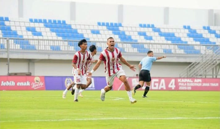 MENANG: Pemain Persepam Adam Anis melakukan selebrasi usai bertanding melawan PSSS Situbondo di SGMRP Pamekasan, Minggu (4/1). (INSTAGRAM STRAIGHT AWAY)