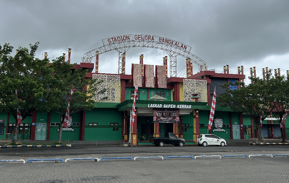 IKON: Warga berada di depan pintu utama Stadion Gelora Bangkalan Senin, (12/1).