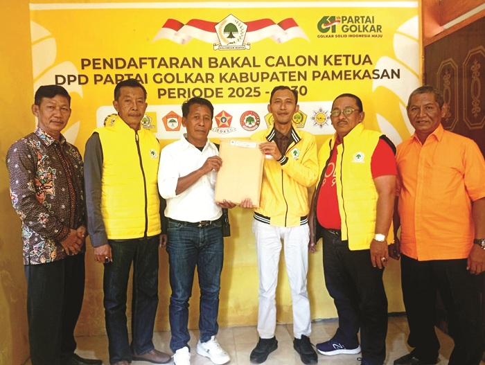 TEKAD KUAT: Djohan Susanto (tiga dari kiri) menyerahkan berkas bakal calon ketua ke kantor DPD Golkar Pamekasan, Senin (12/1). (DPD GOLKAR PAMEKASAN UNTUK JPRM)