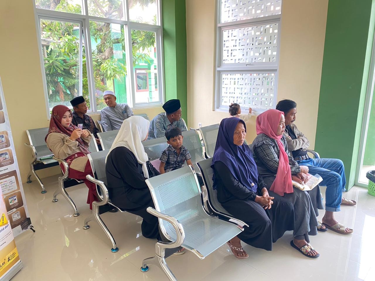 ADMINISTRASI: CJH saat mengumpulkan berkas di Kantor Kemenhaj Sampang, Senin (12/1).