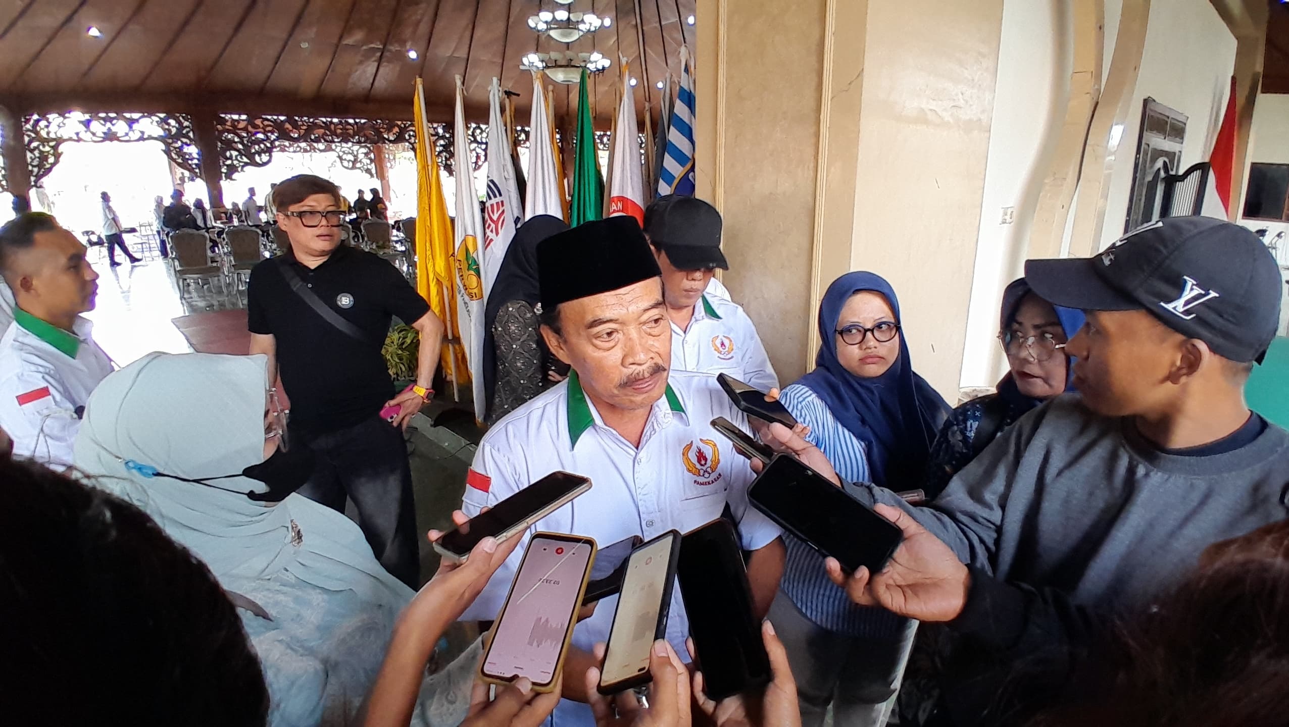 BERI PENJELASAN: Ketua Umum KONI Pamekasan Faruk Ali usai pelantikan di Mandhapa Agung Ronggosukowati, Kamis (8/1).