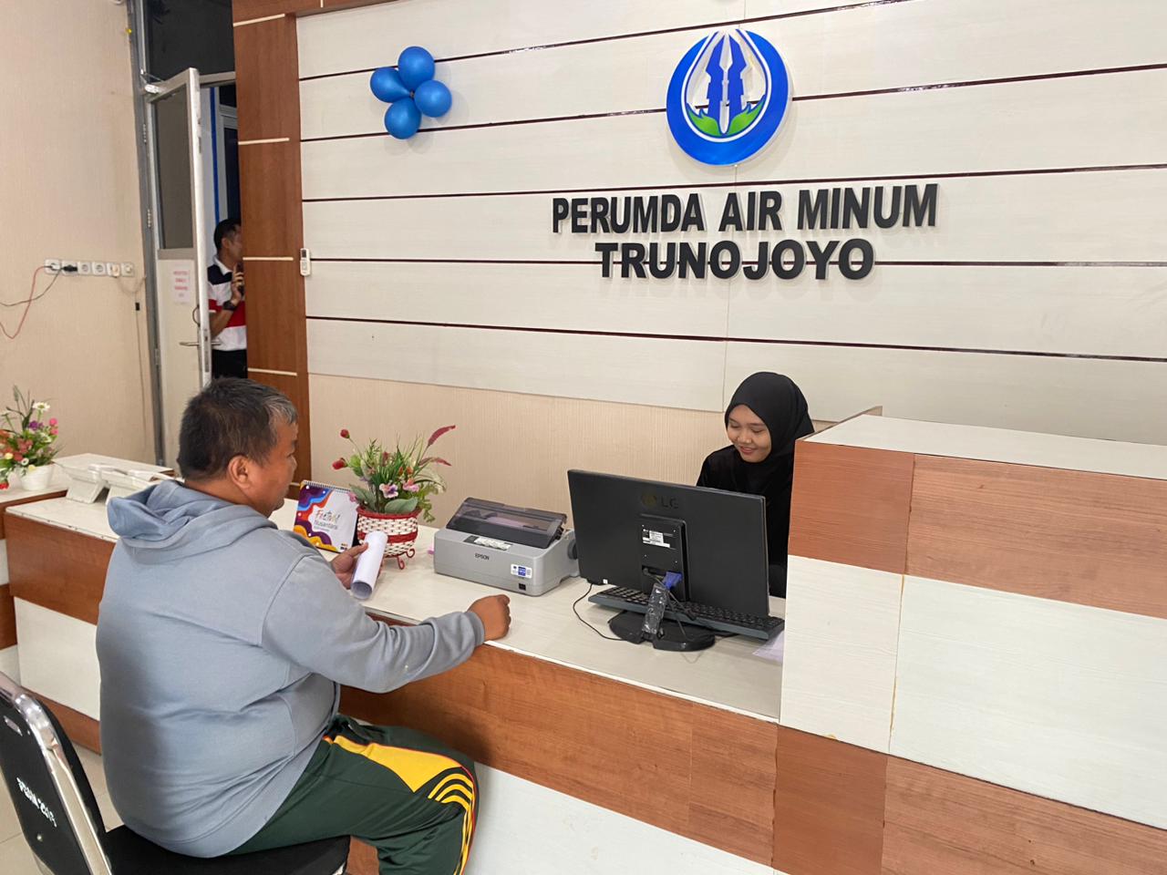 TERGANGGU: Petugas saat memberikan pelayanan di kantor Perumdam Trunojoyo, Senin (22/12).