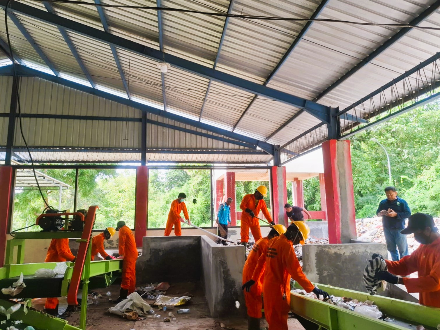 PROGRES: Petugas melakukan proses daur ulang sampah di TPA Desa/Kecamatan Batuan, Sumenep, Senin(12/1).