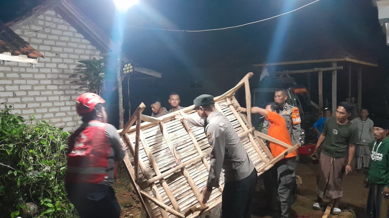 SIGAP: Sejumlah petugas dan warga menutup sumur yang menjadi tempat tewasnya Farida, warga Desa Campor, Kecamatan Proppo, Senin (12/1).