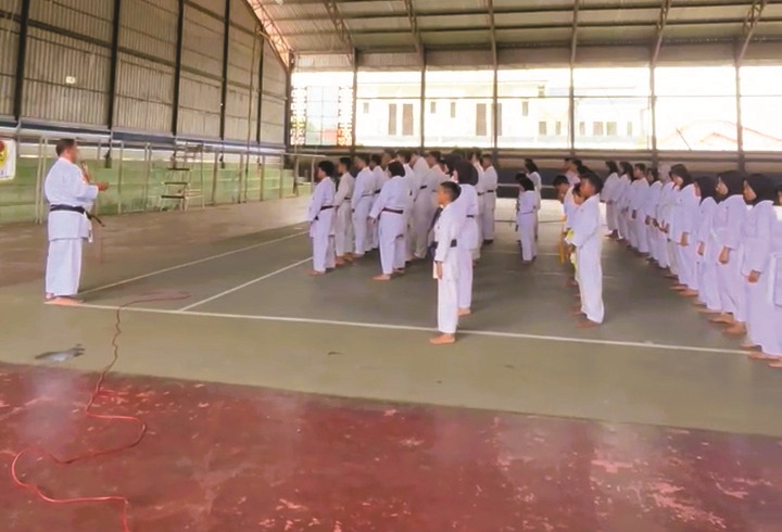 PENUH SEMANGAT: Atlet Inkai Sampang saat mengikuti uji kenaikan sabuk di GOR Indoor Sampang, Minggu (11/1).