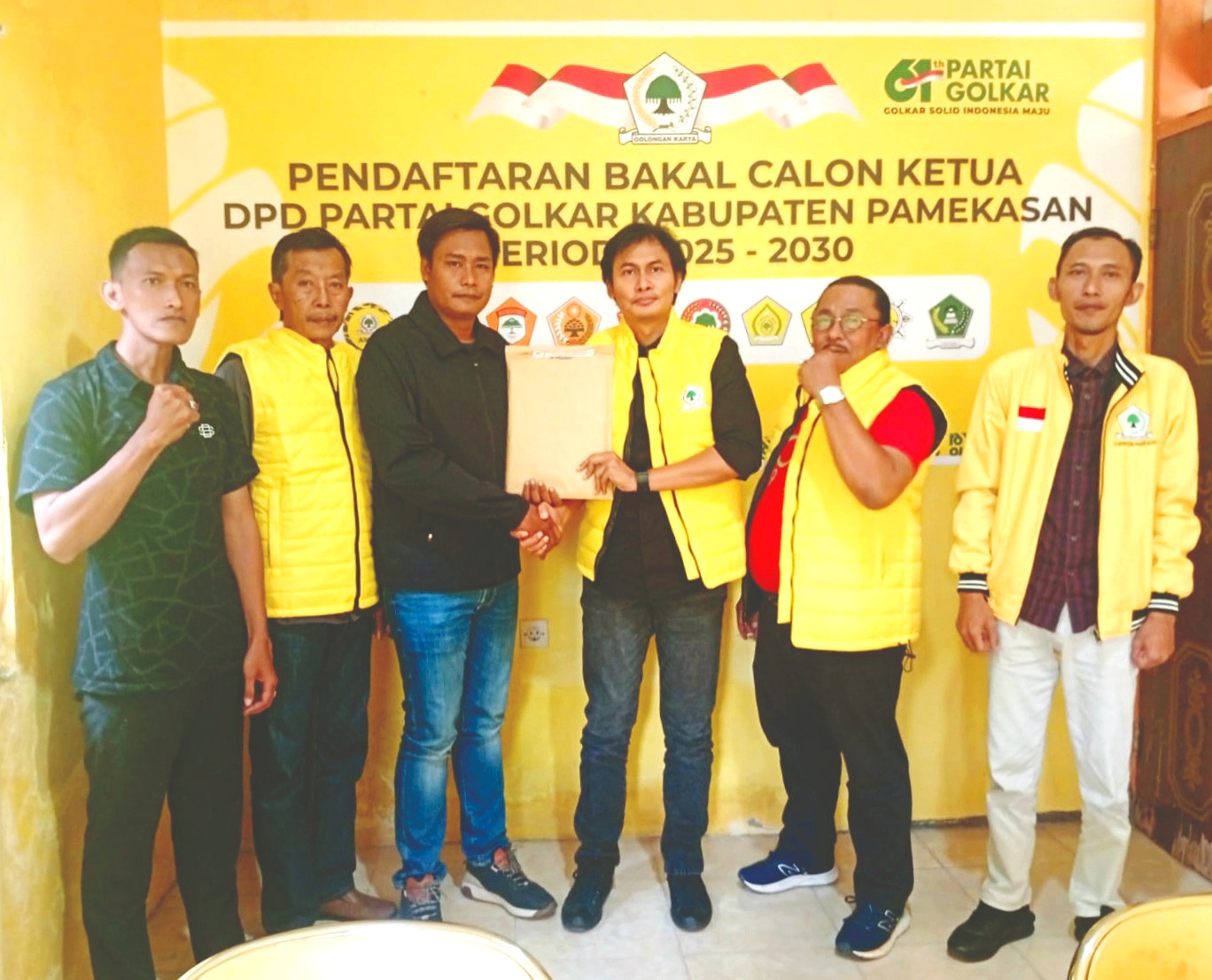 OPTIMISTIS: Imam Syafii Yahya (tiga dari kanan) menyerahkan berkas bakal calon ketua ke kantor DPD Golkar Pamekasan, Senin (12/1). (DPD GOLKAR PAMEKASAN UNTUK JPRM)