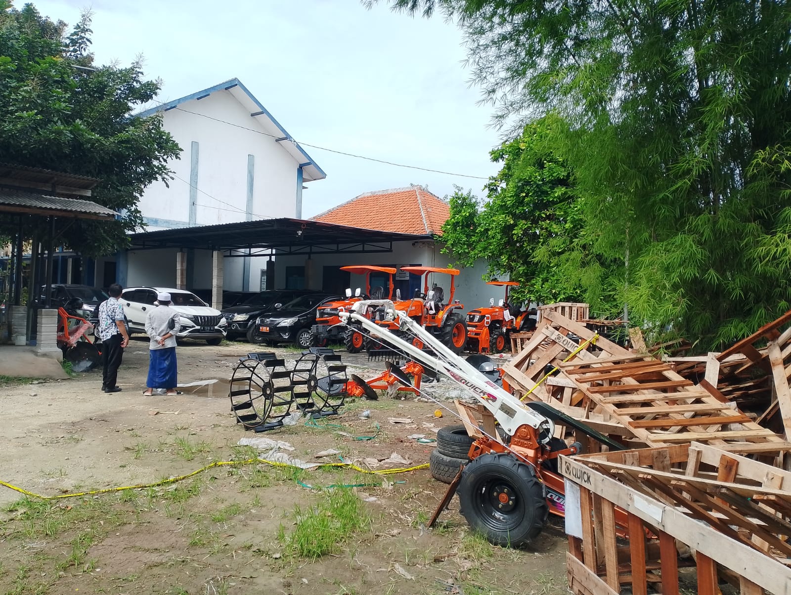 TKP: Warga berada di sekitar mesin hand traktor yang diduga dicuri maling, Jumat (9/1).
