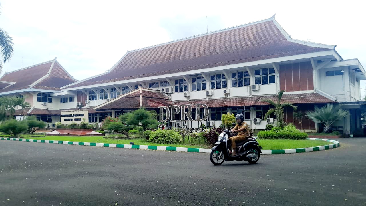 JADI ATENSI: Seorang pegawai melintas di lingkungan kantor DPRD Pamekasan Selasa (13/1). (M. KHOLIL RAMLI/JPRM)