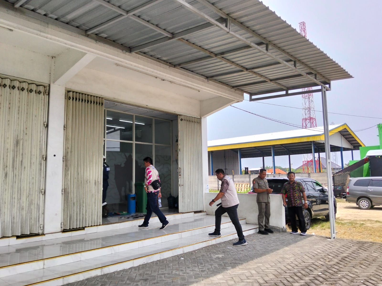 CEK LAPANGAN: Tim Pemkab Sampang dan perwakilan PT Altus memasuki ruang pertemuan milik HCML di Jalan Raya Taddan, Camplong Sampang, Kamis (8/1).