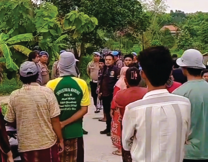 DIHADANG MASSA: Anggota Polres Sampang dikerumuni masyarakat saat melakukan penggerebekan di Desa Rabasan, Campalong, Jumat (9/1).