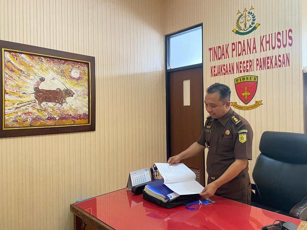 SIBUK: Kasipidsus Kejari Pamekasan Ali Munip berada di ruang kerjanya, Sela (13/1).