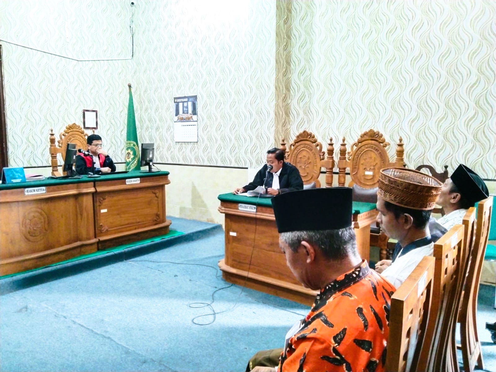 TERBUKA UNTUK UMUM: Terdakwa penganiayaan mengikuti sidang pembacaan pleidoi Pengadilan Negeri Sumenep, Rabu (14/1).